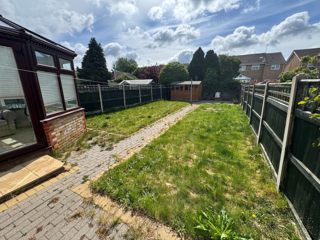 Lot: 131 - THREE-BEDROOM SEMI-DETACHED BUNGALOW WITH PARKING - Rear garden